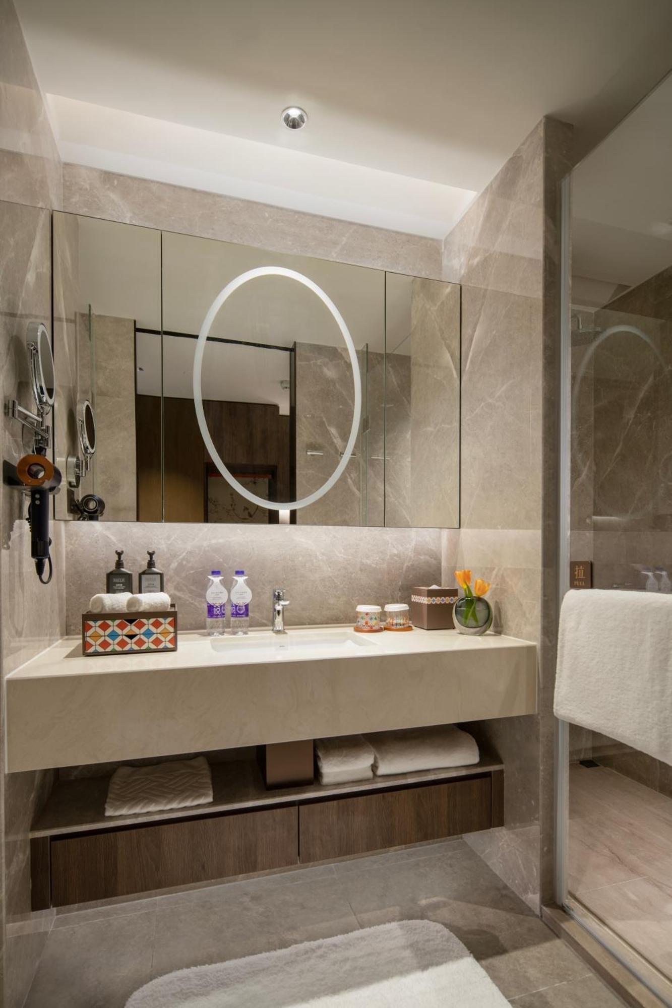 Yuexiu Hotel Guangzhou, Curio Collection By Hilton Екстер'єр фото